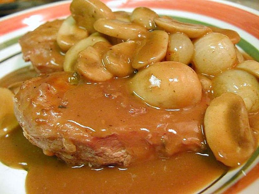Chicken with mushrooms and savory sauce
